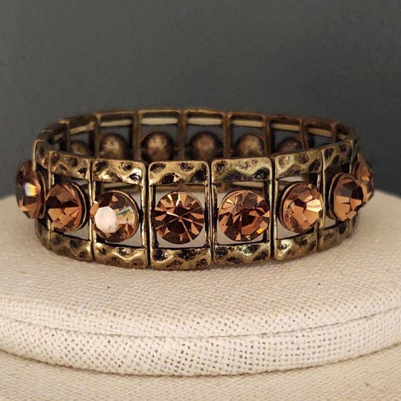 Hammered brass and crystal stretch bracelet - Picture 5 of 11